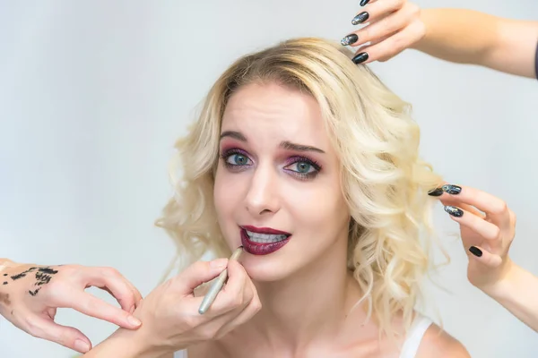 Praca Profesjonalna Wizażystka Kosmetyczka Sprawia Makijaż Pędzlem Pierwszy Rzut Oka — Zdjęcie stockowe