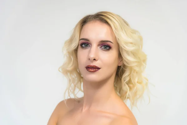 Retrato Beleza Uma Linda Garota Loira Fundo Branco Com Maquiagem — Fotografia de Stock