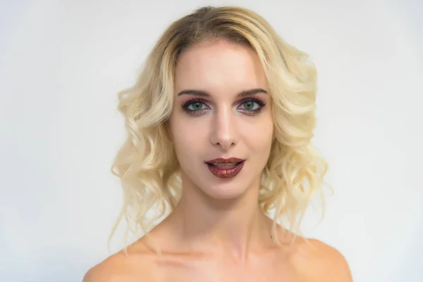 Piękno Portret Pięknej Blondynce Białym Tle Idealny Makijaż Uroda Moda — Zdjęcie stockowe