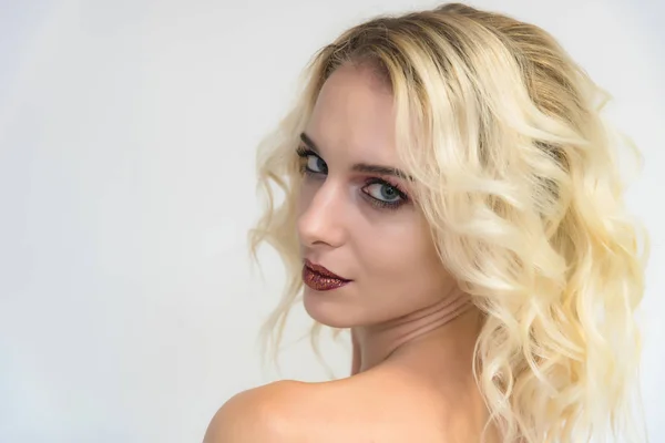 Portrét Krása Krásná Blondýnka Bílém Pozadí Dokonalým Make Upem Beauty — Stock fotografie