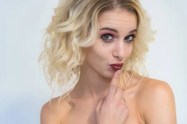 Portrét Krása Krásná Blondýnka Bílém Pozadí Dokonalým Make Upem Beauty — Stock fotografie