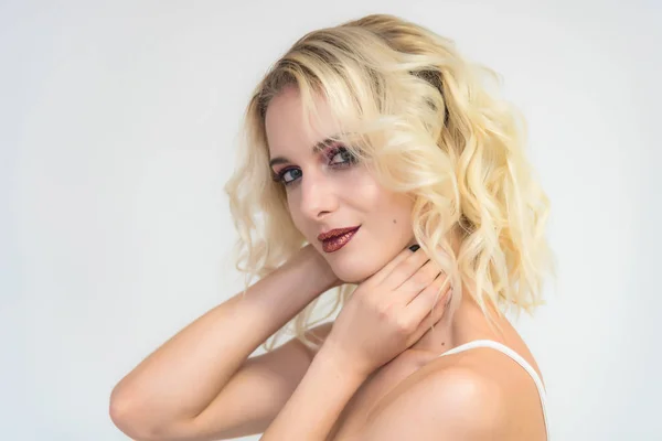 Beauty Porträtt Vacker Blond Flicka Vit Bakgrund Med Perfekt Makeup — Stockfoto