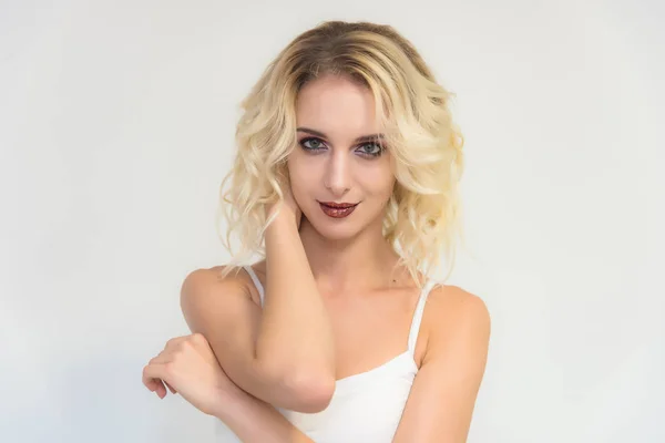Piękno Portret Pięknej Blondynce Białym Tle Idealny Makijaż Uroda Moda — Zdjęcie stockowe