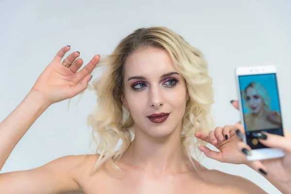 Beauty Porträtt Vacker Blond Flicka Vit Bakgrund Med Perfekt Make — Stockfoto