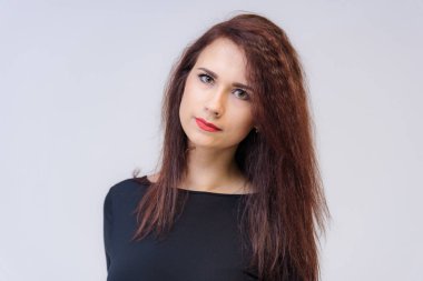Stüdyo portre gülümseyen güzel esmer kız beyaz bir arka plan üzerinde konuşurken kavramı. Farklı duygular ile farklı pozlar kamera önünde doğrudan o.