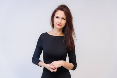 Stüdyo portre gülümseyen güzel esmer kız beyaz bir arka plan üzerinde konuşurken kavramı. Farklı duygular ile farklı pozlar kamera önünde doğrudan o.