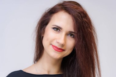 Stüdyo portre gülümseyen güzel esmer kız beyaz bir arka plan üzerinde konuşurken kavramı. Farklı duygular ile farklı pozlar kamera önünde doğrudan o.