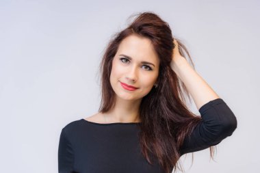 Stüdyo portre gülümseyen güzel esmer kız beyaz bir arka plan üzerinde konuşurken kavramı. Farklı duygular ile farklı pozlar kamera önünde doğrudan o.