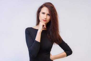 Stüdyo portre gülümseyen güzel esmer kız beyaz bir arka plan üzerinde konuşurken kavramı. Farklı duygular ile farklı pozlar kamera önünde doğrudan o.