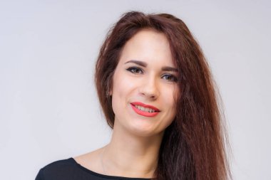 Stüdyo portre gülümseyen güzel esmer kız beyaz bir arka plan üzerinde konuşurken kavramı. Farklı duygular ile farklı pozlar kamera önünde doğrudan o.