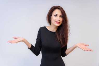 Stüdyo portre gülümseyen güzel esmer kız beyaz bir arka plan üzerinde konuşurken kavramı. Farklı duygular ile farklı pozlar kamera önünde doğrudan o.