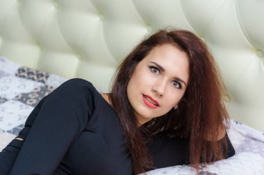 Stüdyo portre kavramı güzel bir esmer kızın yalan bir Divan yaralı teşkil etmektedir. Farklı duygular ile farklı pozlar kamera önünde doğrudan o.