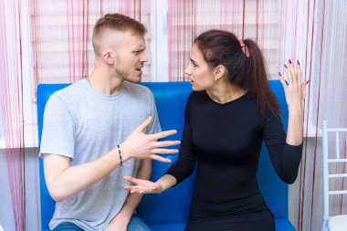 Aile çatışması, Aile sorunları, Aile ilişkileri genç kavramı hoşnutsuz karı koca koltukta bir odada. Birbirimizi karşısında oturup memnun bakmak.