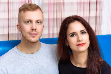 Aile çatışması, Aile sorunları, Aile ilişkileri genç kavramı hoşnutsuz karı koca koltukta bir odada. Birbirimizi karşısında oturup memnun bakmak.