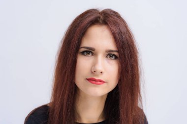 Stüdyo portre gülümseyen güzel esmer kız beyaz bir arka plan üzerinde konuşurken kavramı. Farklı duygular ile farklı pozlar kamera önünde doğrudan o.