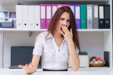 Bir ofiste bir ziyaretçi ile konuşurken bir güzel esmer Yöneticisi kız kavramı. O farklı pozlar farklı duygular ile kamera karşısında masada oturur.