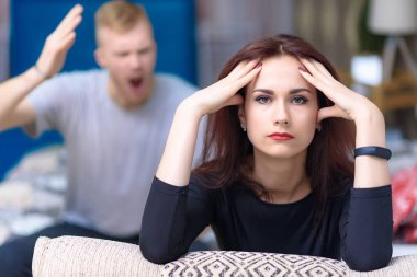 Aile çatışması, Aile sorunları, Aile ilişkileri genç kavramı hoşnutsuz karı koca koltukta bir odada. Birbirimizi karşısında oturup memnun bakmak.