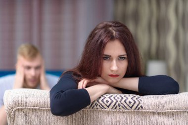 Aile çatışması, Aile sorunları, Aile ilişkileri genç kavramı hoşnutsuz karı koca koltukta bir odada. Birbirimizi karşısında oturup memnun bakmak.