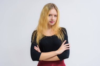 Kavram gülümseyen ve farklı duygular ile konuşurken beyaz bir arka plan üzerinde güzel bir mutlu sarışın kız portresi. Doğrudan çeşitli teşkil etmektedir kamera önünde duruyor.