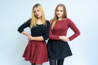 Bir çift ayakta, sarılma, Studio, sevgi dolu ve mutlu beyaz bir arka plan üzerinde konuşmak lezbiyen kavramı. Onlar farklı duygular ile kamera önünde stand.