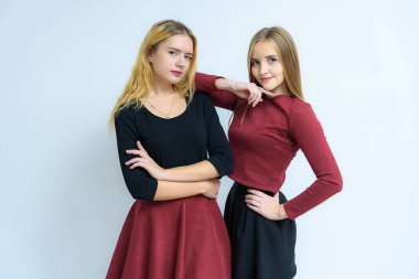 Bir çift ayakta, sarılma, Studio, sevgi dolu ve mutlu beyaz bir arka plan üzerinde konuşmak lezbiyen kavramı. Onlar farklı duygular ile kamera önünde stand.