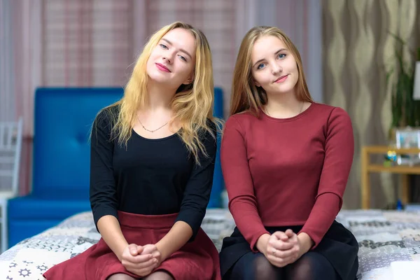 Concept Problèmes Familiaux Couple Belles Jeunes Filles Lesbiennes Mécontentes Parlent — Photo