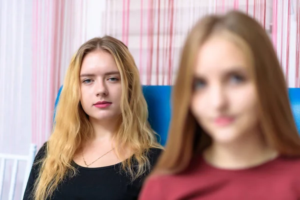 Concetto Problemi Familiari Paio Belle Ragazze Lesbiche Scontente Stanno Parlando — Foto Stock