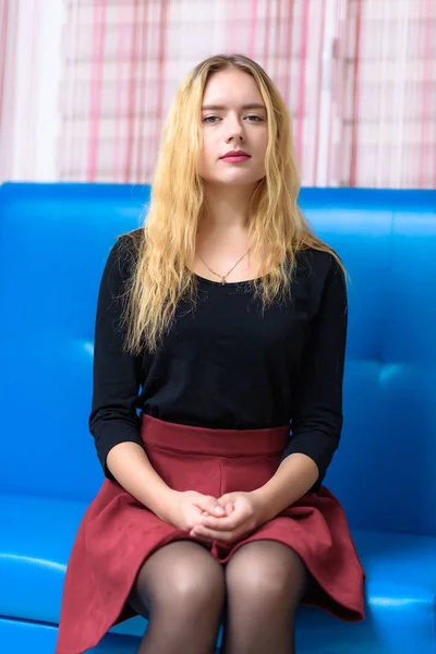 Koncepcja Portret Piękne Dziewczyny Blondynka Szczęśliwy Uśmiechający Się Emocjami Siedząc — Zdjęcie stockowe