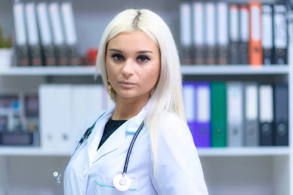 Retrato Conceitual Uma Bela Menina Médica Loira Escritório Mesa Escuta — Fotografia de Stock