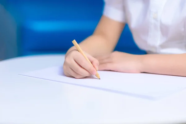 Conceito Das Mãos Criança Pintado Mesa Uma Folha Papel Branco — Fotografia de Stock