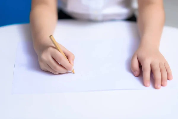 Έννοια Της Χέρια Παιδί Είναι Ζωγραφισμένη Πάνω Στο Τραπέζι Ένα — Φωτογραφία Αρχείου