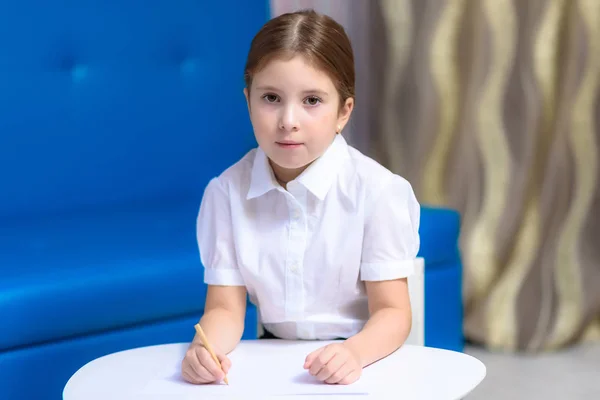 Concept Portrait Une Belle Fille Heureuse Enfant Brune Dans Chambre — Photo