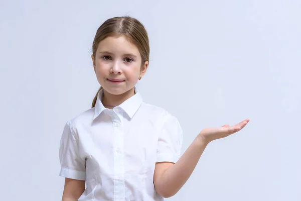 Concepto Retrato Una Hermosa Niña Morena Feliz Sobre Fondo Blanco —  Fotos de Stock