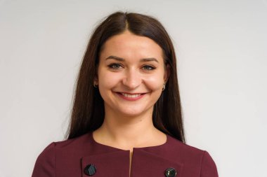 Studio farklı duygular ile beyaz bir arka plan üzerinde güzel bir esmer kız portresi. Gülümseyen ve mutlu görünüyordu şu kamera önünde duruyor.