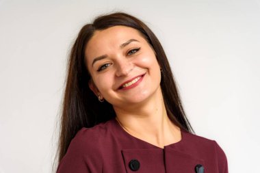 Studio farklı duygular ile beyaz bir arka plan üzerinde güzel bir esmer kız portresi. Gülümseyen ve mutlu görünüyordu şu kamera önünde duruyor.