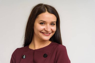 Studio farklı duygular ile beyaz bir arka plan üzerinde güzel bir esmer kız portresi. Gülümseyen ve mutlu görünüyordu şu kamera önünde duruyor.