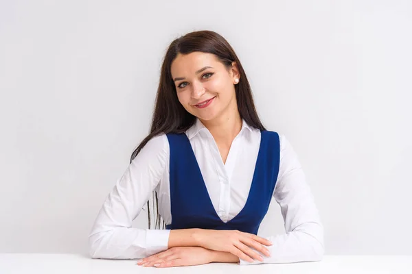 Retrato Estudio Una Hermosa Chica Morena Sobre Fondo Blanco Sentado — Foto de Stock