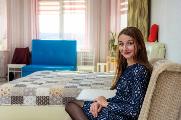 Studio Portrait Beautiful Brunette Girl Sitting Room Sofa She Sitting — Stock Photo, Image