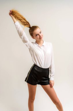 Stüdyo portre sarışın genç bir güzel kız beyaz bir arka planda çeşitli teşkil etmektedir. Kameranın önünde farklı duygular ile gülümseyen ve mutlu görünüyordu duruyor.