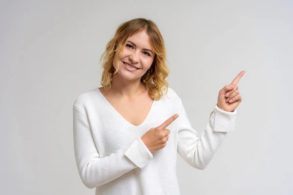 Retrato Uma Linda Menina Loira Fundo Branco Vestido Ela Está — Fotografia de Stock