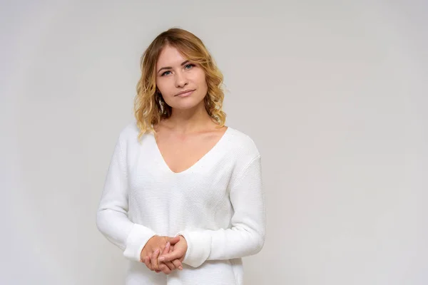 Retrato Uma Linda Menina Loira Fundo Branco Vestido Ela Está — Fotografia de Stock