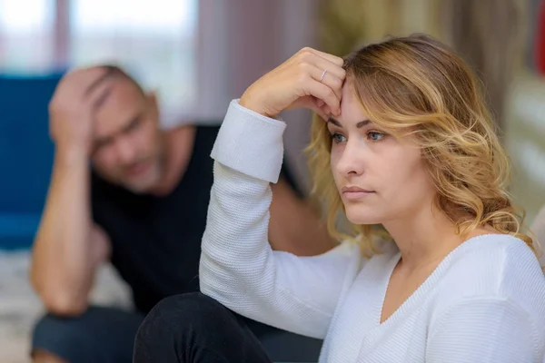 Aile Sorunları Genç Karısı Kocası Kanepede Onlar Oda Sağ Mutsuz — Stok fotoğraf
