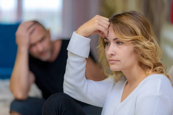 Problemas Familiares Jovem Esposa Marido Sofá Eles Estão Sentados Uma — Fotografia de Stock