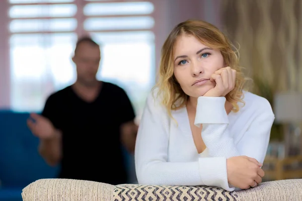 Οικογενειακά Προβλήματα Νεαρή Σύζυγος Και Σύζυγος Στον Καναπέ Κάθονται Ένα — Φωτογραφία Αρχείου