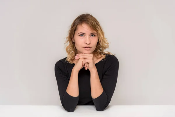 Portrait Une Belle Blonde Sur Fond Blanc Table Elle Est — Photo