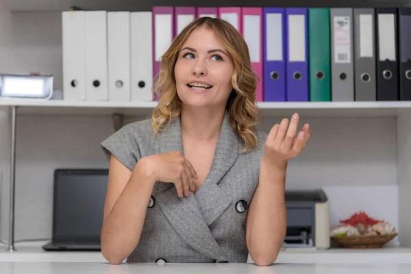 Retrato Uma Linda Garota Loira Escritório Mesa Ela Está Sentada — Fotografia de Stock