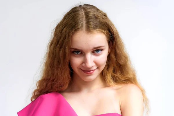 Stüdyo Portre Sarışın Genç Bir Güzel Kız Beyaz Bir Arka — Stok fotoğraf