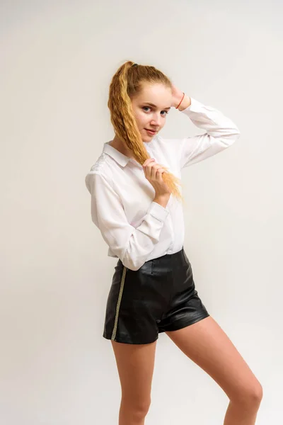 Portrait Studio Une Belle Adolescente Blonde Sur Fond Blanc Dans — Photo