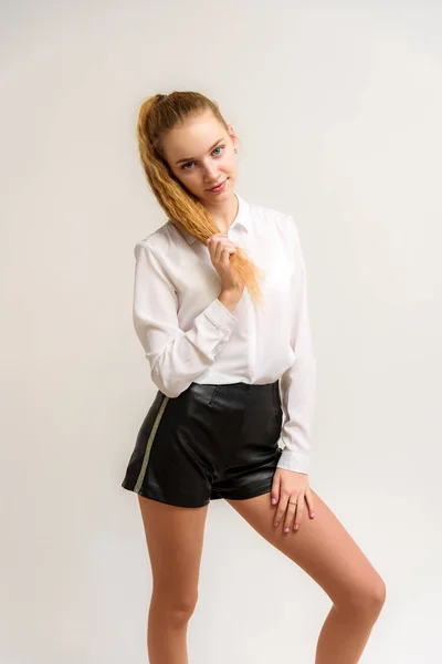 Studio Porträtt Vacker Flicka Blond Tonåring Vit Bakgrund Olika Poser — Stockfoto