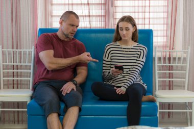 Aile çatışması, Aile sorunları, karı koca genç kanepe, Aile ilişkileri. Aile odasında oturur ve memnun görünüyor.